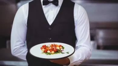 世界の食品サービス市場: 4億2,370.41億米ドル (2024年) から2035年には6億6,780.5億米ドル (CAGR 4.23%) に成長。QSRがリードし、デジタル注文が55%超。